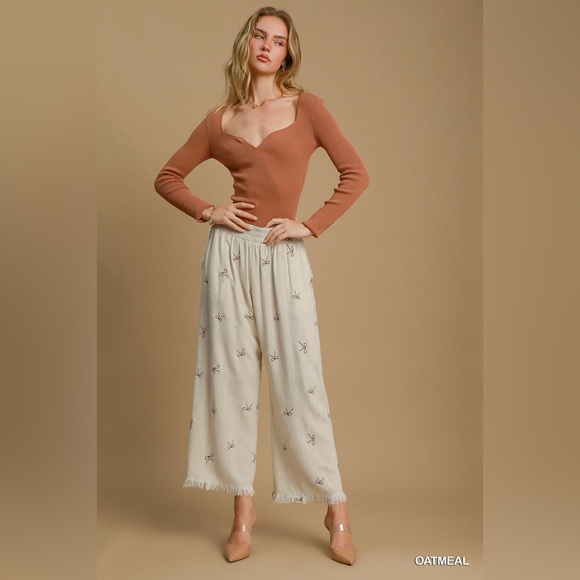 U20 Umgee Cream Wide-Leg Cropped Pants with Bow Pattern - Picture 3 of 5